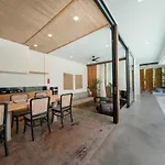 Villa Kiri - Modern 2Br Hideaway Rooftop & Private Pool
